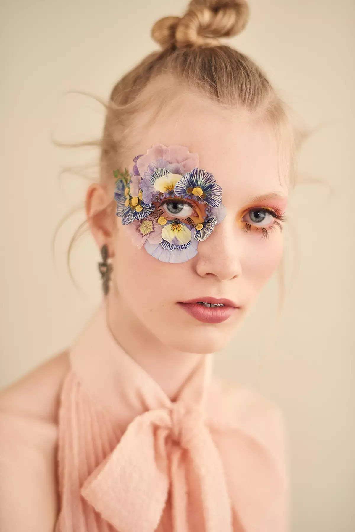 Make-up met bloemen: mooie bloemen meikap op gezichten Stap voor stap, de beste opties en functies 16009_22