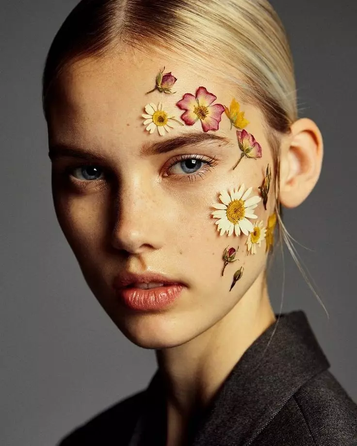 Шминка со цвеќиња: Прекрасен цветни Meikap на лица чекор по чекор, најдобрите опции и карактеристики 16009_24