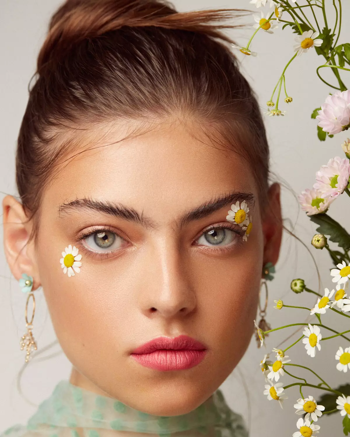 Шминка со цвеќиња: Прекрасен цветни Meikap на лица чекор по чекор, најдобрите опции и карактеристики 16009_28