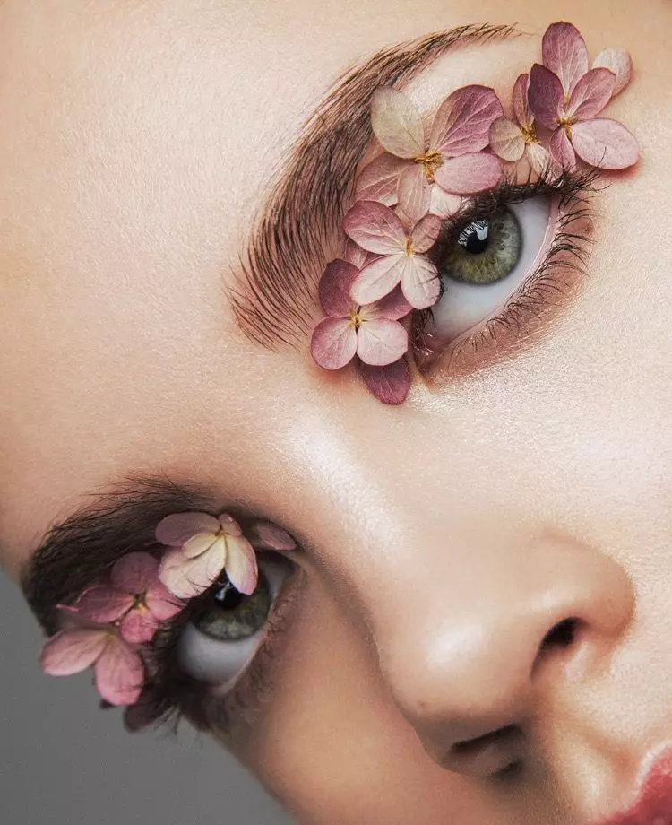 Make-up met bloemen: mooie bloemen meikap op gezichten Stap voor stap, de beste opties en functies 16009_29