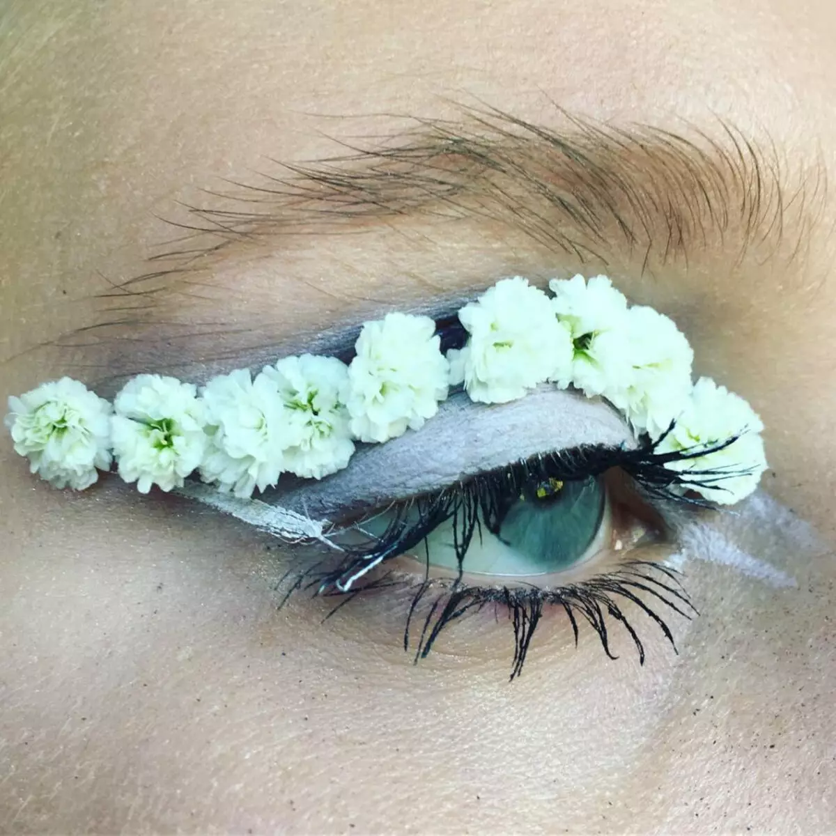 Maquiagem com flores: lindo floral Meikap em faces passo a passo, as melhores opções e características 16009_31