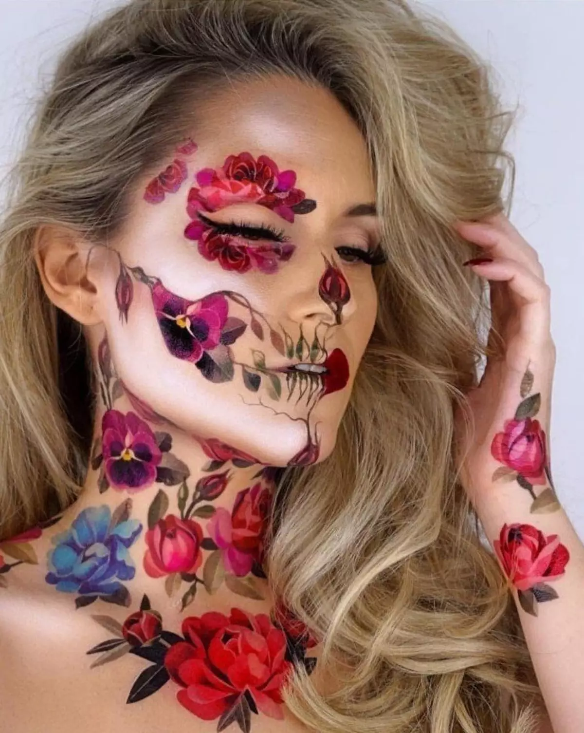 Make-up met bloemen: mooie bloemen meikap op gezichten Stap voor stap, de beste opties en functies 16009_6