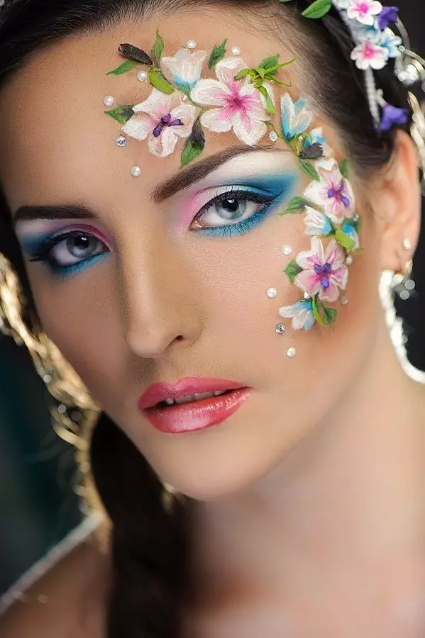 Шминка со цвеќиња: Прекрасен цветни Meikap на лица чекор по чекор, најдобрите опции и карактеристики 16009_8