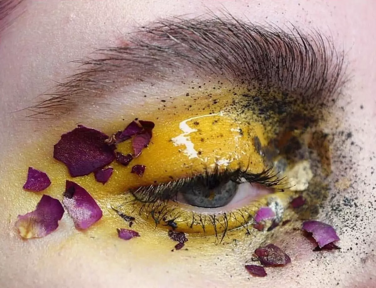 Make-up met bloemen: mooie bloemen meikap op gezichten Stap voor stap, de beste opties en functies 16009_9