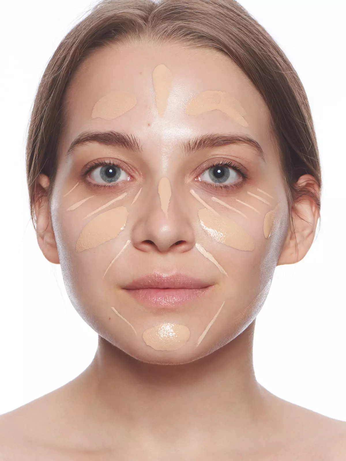 Πού να εφαρμόσετε σκόνη; Πώς να ζωγραφίσει το πρόσωπό της και τι χρειάζεται στο μακιγιάζ; Εφαρμογή της ανίχνευσης και μεταλλικής σκόνης βήμα προς βήμα. Είναι δυνατόν να εφαρμοστεί σε ένα καθαρό πρόσωπο; 16011_21