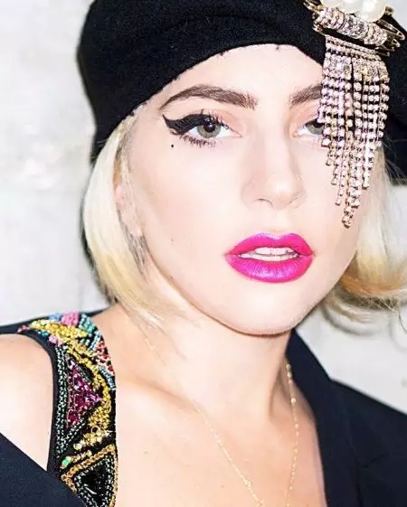 化妝女士Gaga：如何製作階段？選擇化妝品和美麗的例子 16013_11