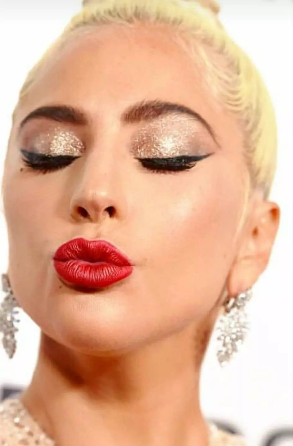 Trucco Lady Gaga: Come rendere le fasi? Selezione di cosmetici e bellissimi esempi 16013_22