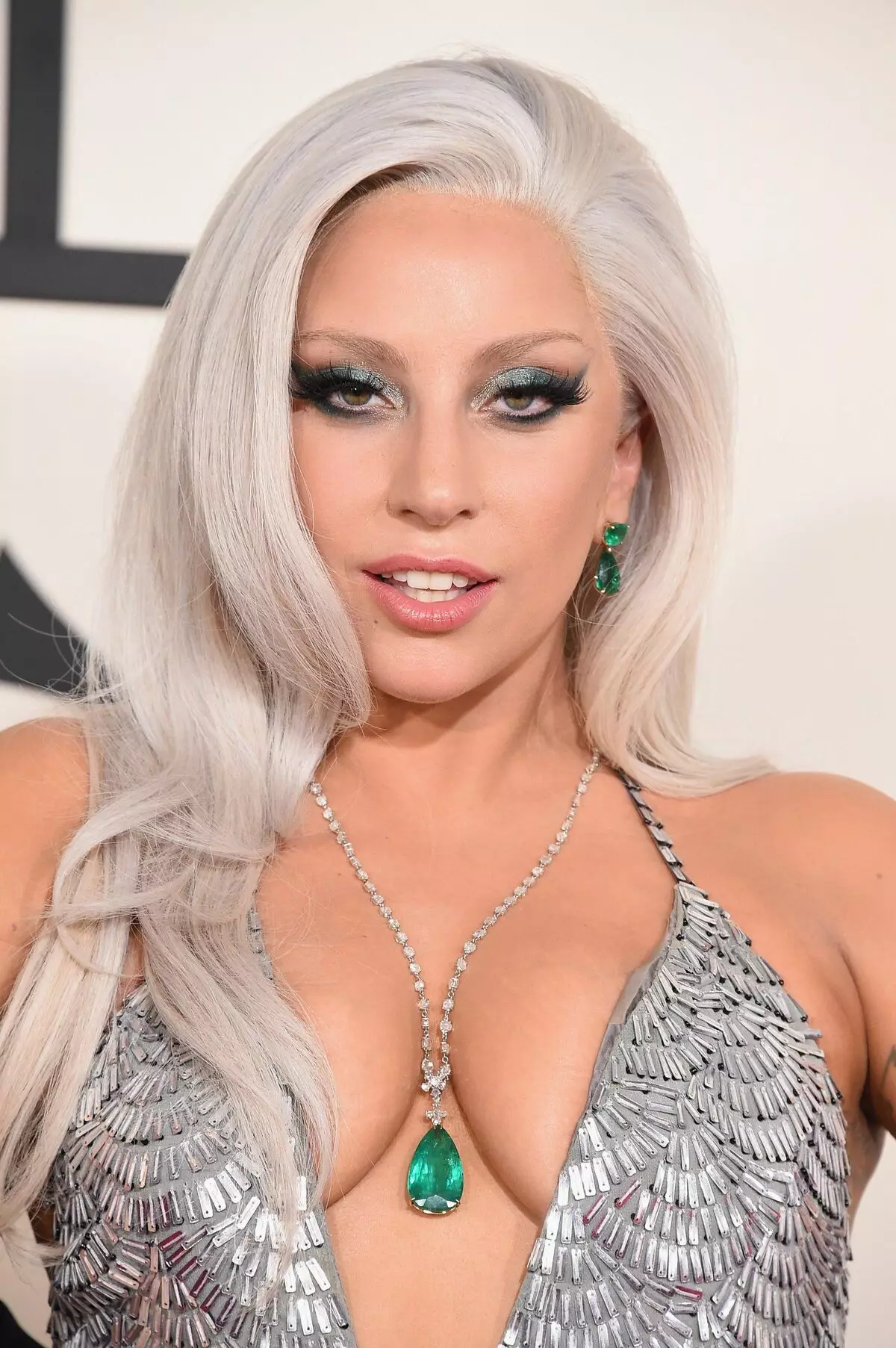 化妝女士Gaga：如何製作階段？選擇化妝品和美麗的例子 16013_33