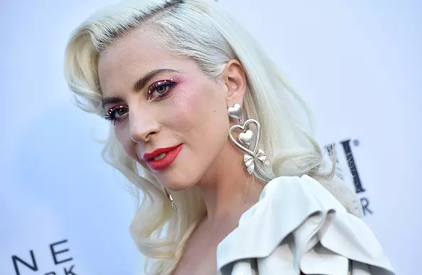 Смиривање Лади Гага: Како направити фазе? Избор козметике и прелепих примера 16013_5