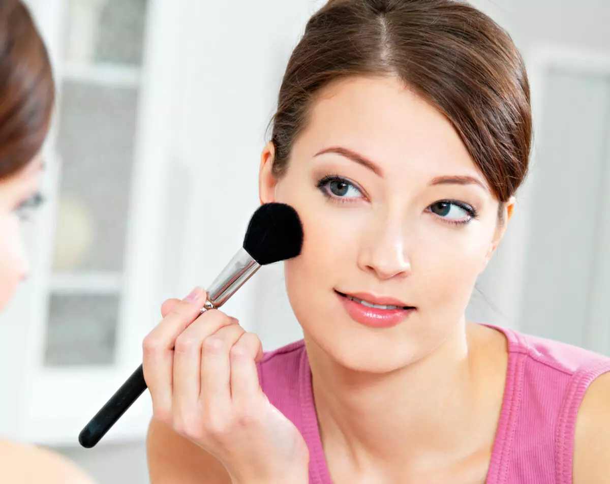 Makeup po 35 letih: narediti ličenje, ki zasleduje ženske v 35 letih. Napake. Kako to položiti pravico, da ga uporabite za mlajše? 16014_13