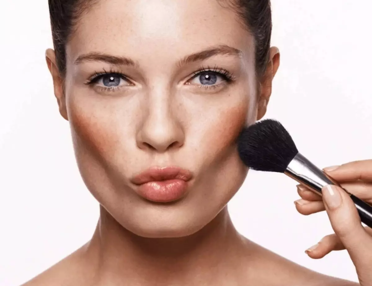 Make-up nach 35 Jahren: Machen Sie Make-up, das Frauen in 35 Jahren verfolgt. Fehler. Wie man es richtig darstellt, um sie anwenden, um jünger auszusehen? 16014_14