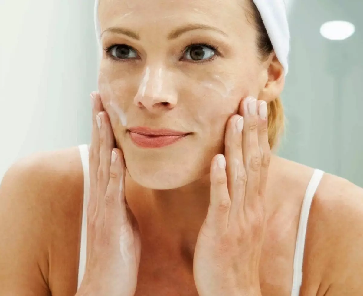Makeup 35 vuoden jälkeen: Tee meikki, joka harjoittaa naisia ​​35 vuoden aikana. Virheitä. Kuinka laittaa oikeus soveltaa sitä näyttämään nuoremmiksi? 16014_8