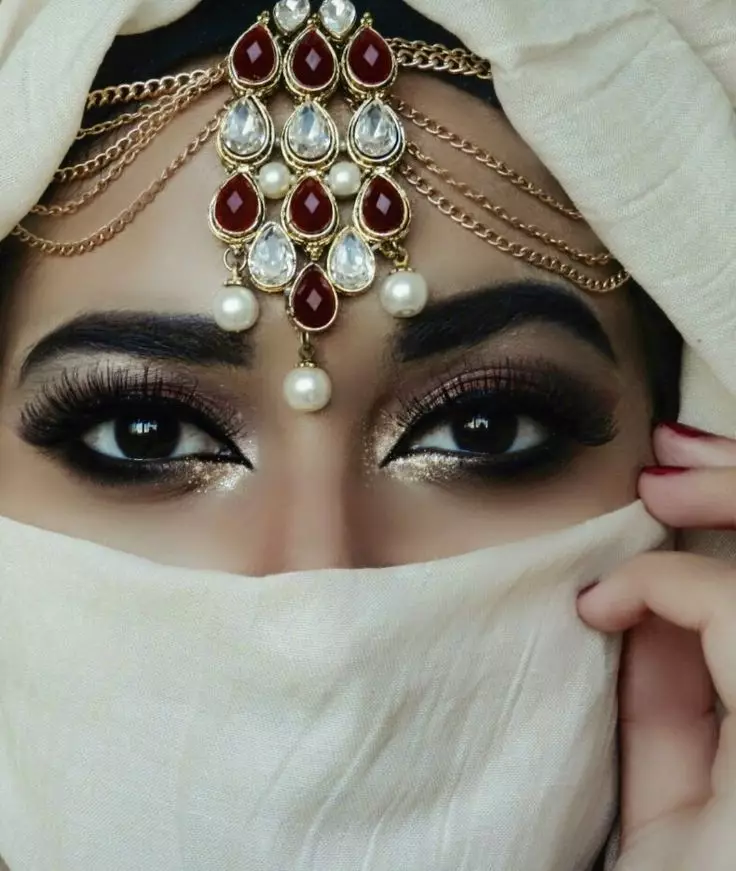 Oriental Makeup (70 zdjęć): Do brązowych, zielonych i niebieskich oczu. Jak krok po kroku, aby zrobić kobiety? Piękne przykłady. 16016_17