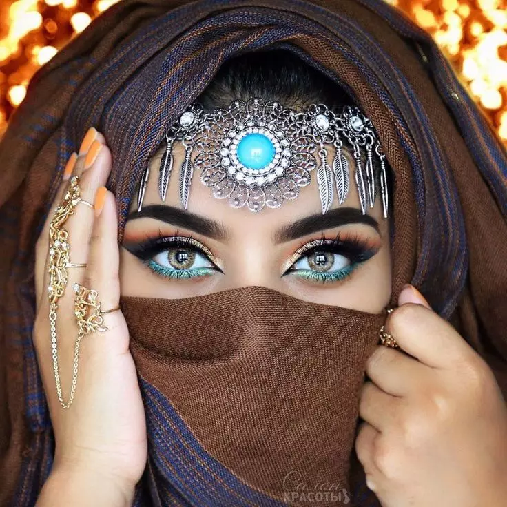 Oryantal Makyaj (70 Fotoğraf): Kahverengi, yeşil ve mavi gözler için. Makyaj kadınları yapmak için adım adım nasıl yapılır? Güzel örnekler 16016_23