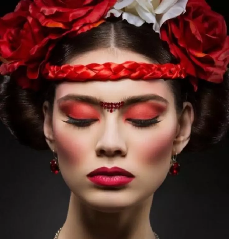Oriental Makeup (70 foto's): Foar brún, grien en blauwe eagen. Hoe stappe mei stap om make-up froulju te meitsjen? Prachtige foarbylden 16016_30