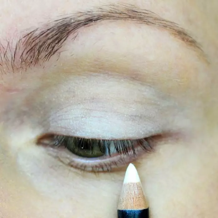 Східний макіяж (70 фото): для карих, зелених і блакитних очей. Як покроково зробити макіяж жінкам? красиві приклади 16016_36