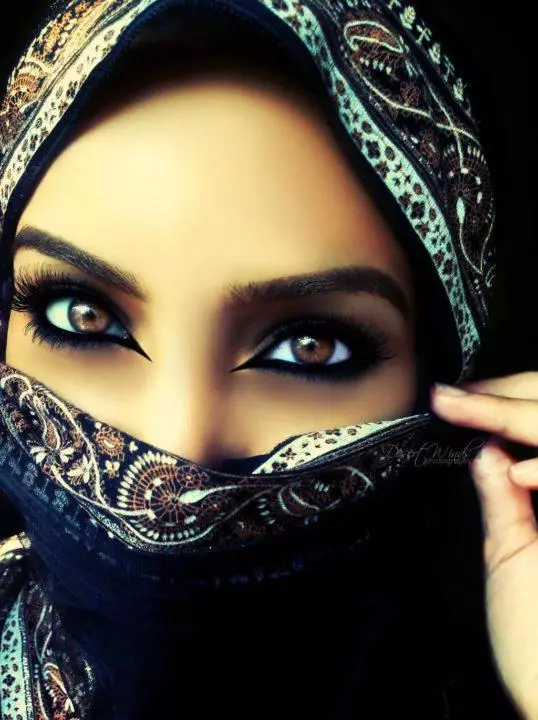 Ориентални шминка (70 фотографии): За кафеави, зелени и сини очи. Како да чекор по чекор за да направите шминка жени? Прекрасни примери 16016_41
