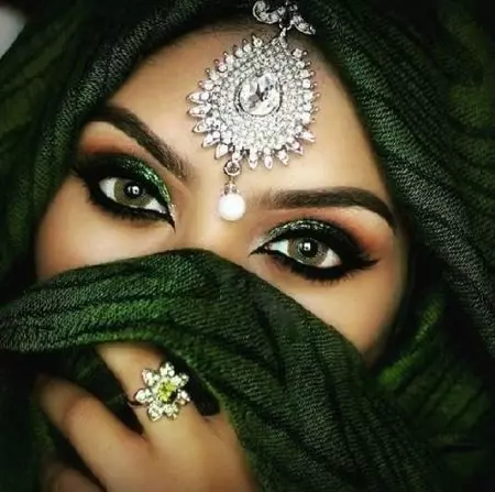 Oryantal Makyaj (70 Fotoğraf): Kahverengi, yeşil ve mavi gözler için. Makyaj kadınları yapmak için adım adım nasıl yapılır? Güzel örnekler 16016_67