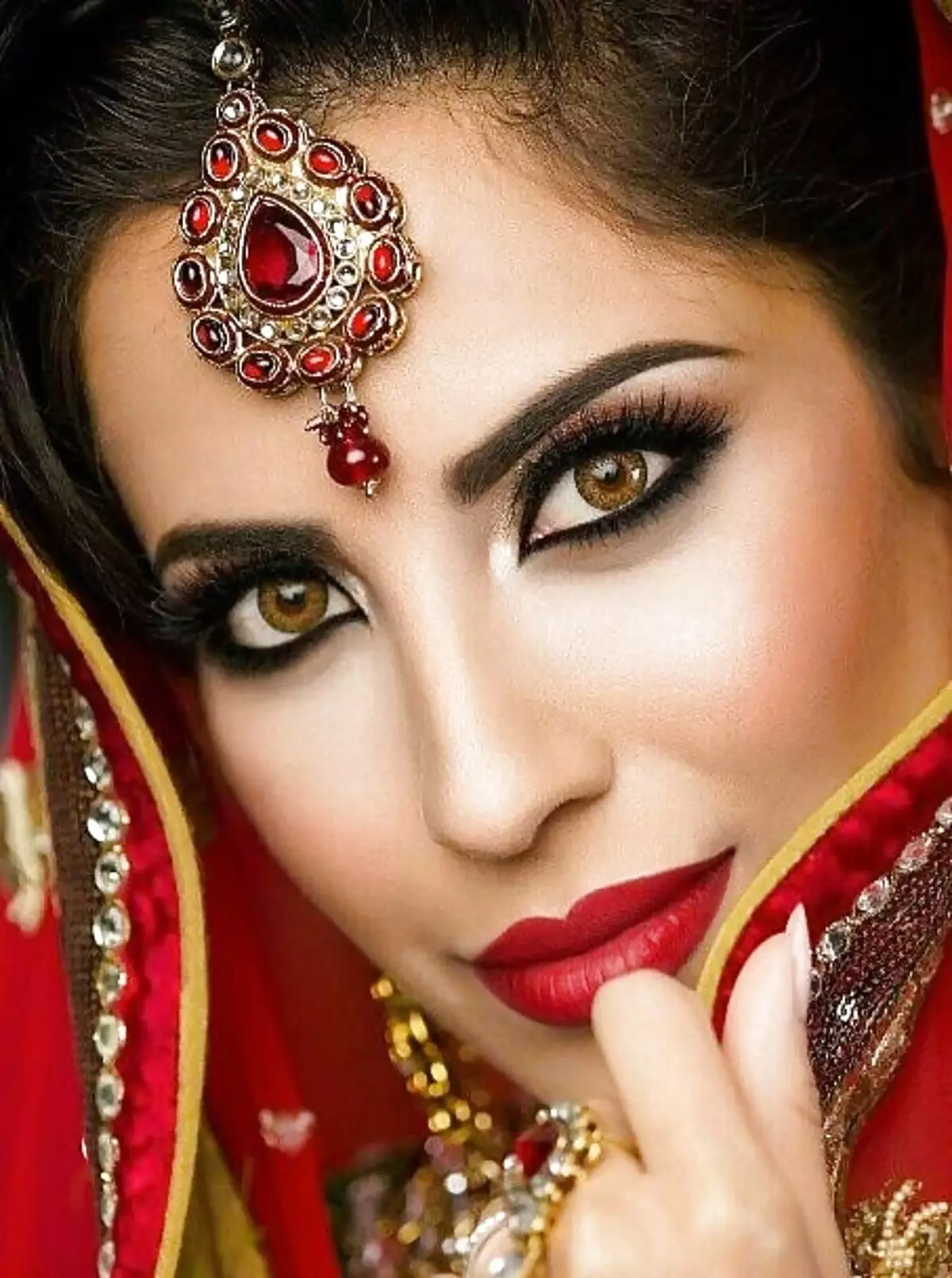 Ориентални шминка (70 фотографии): За кафеави, зелени и сини очи. Како да чекор по чекор за да направите шминка жени? Прекрасни примери 16016_9