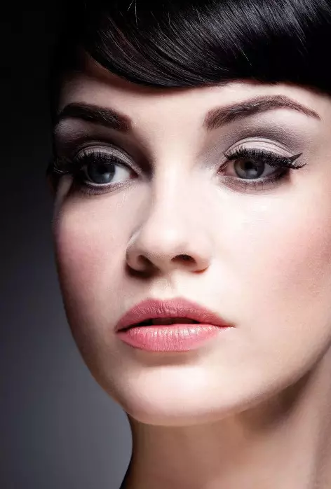 Makeup i stil med 60'erne: hvordan man laver makeup i stilen i Sovjetunionen i 1960'erne? Grundlæggende funktioner og valg af farvepalet 16020_11