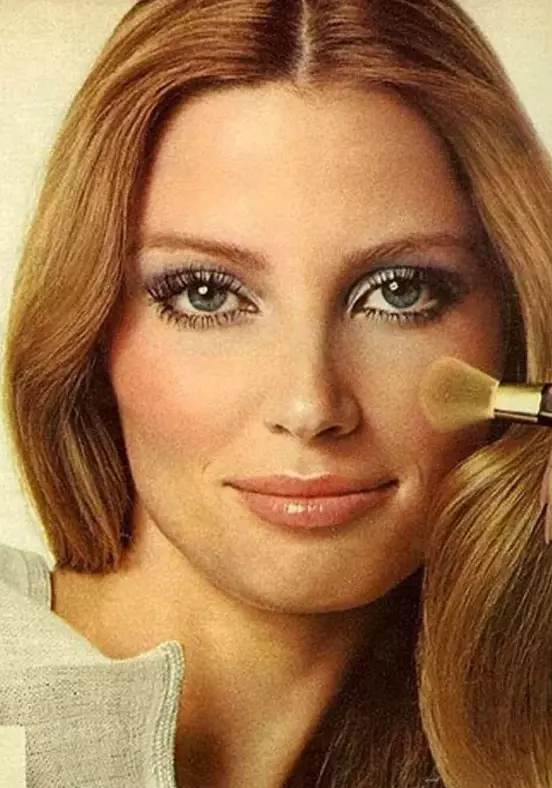 Makeup i stil med 60'erne: hvordan man laver makeup i stilen i Sovjetunionen i 1960'erne? Grundlæggende funktioner og valg af farvepalet 16020_14