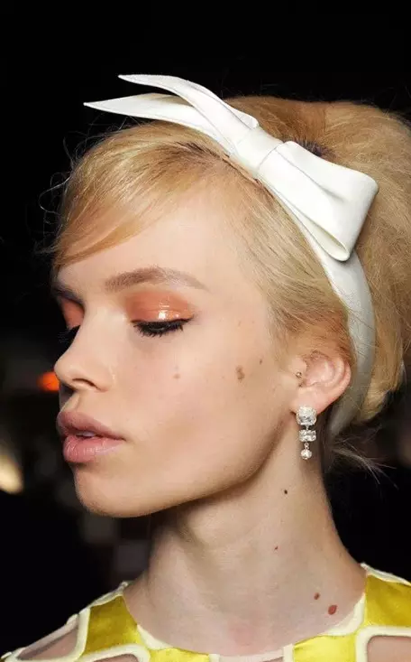 Makeup i stil med 60'erne: hvordan man laver makeup i stilen i Sovjetunionen i 1960'erne? Grundlæggende funktioner og valg af farvepalet 16020_16