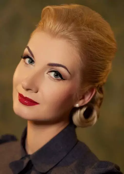 Make-up in de stijl van de jaren 60: Hoe maak je make-up in de stijl van de USSR van de jaren 1960? Basisfuncties en keuze aan kleurenpalet 16020_4