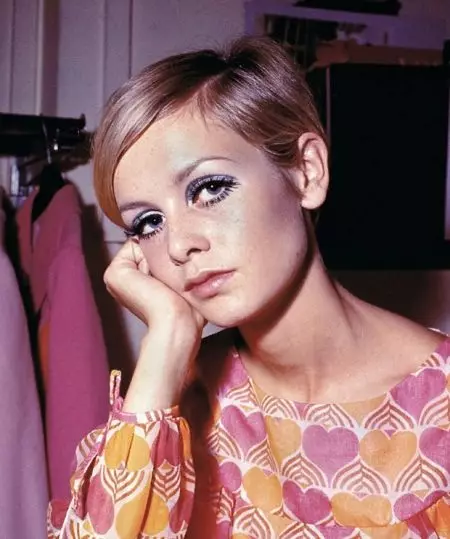Makeup i stil med 60'erne: hvordan man laver makeup i stilen i Sovjetunionen i 1960'erne? Grundlæggende funktioner og valg af farvepalet 16020_9