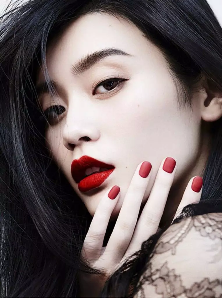 Kiinalainen meikki: Miten kiinalaiset naiset tekevät siitä? Perinteinen meikki askel askeleelta. Kuinka tehdä juhlava meikki tytöt Kiinasta punaisilla varjoilla? 16021_10
