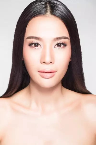 Kinesisk makeup: Hvordan gjør kinesiske kvinner det? Tradisjonell sminke trinnvis. Hvordan lage festlige sminke jenter fra Kina med røde skygger? 16021_2