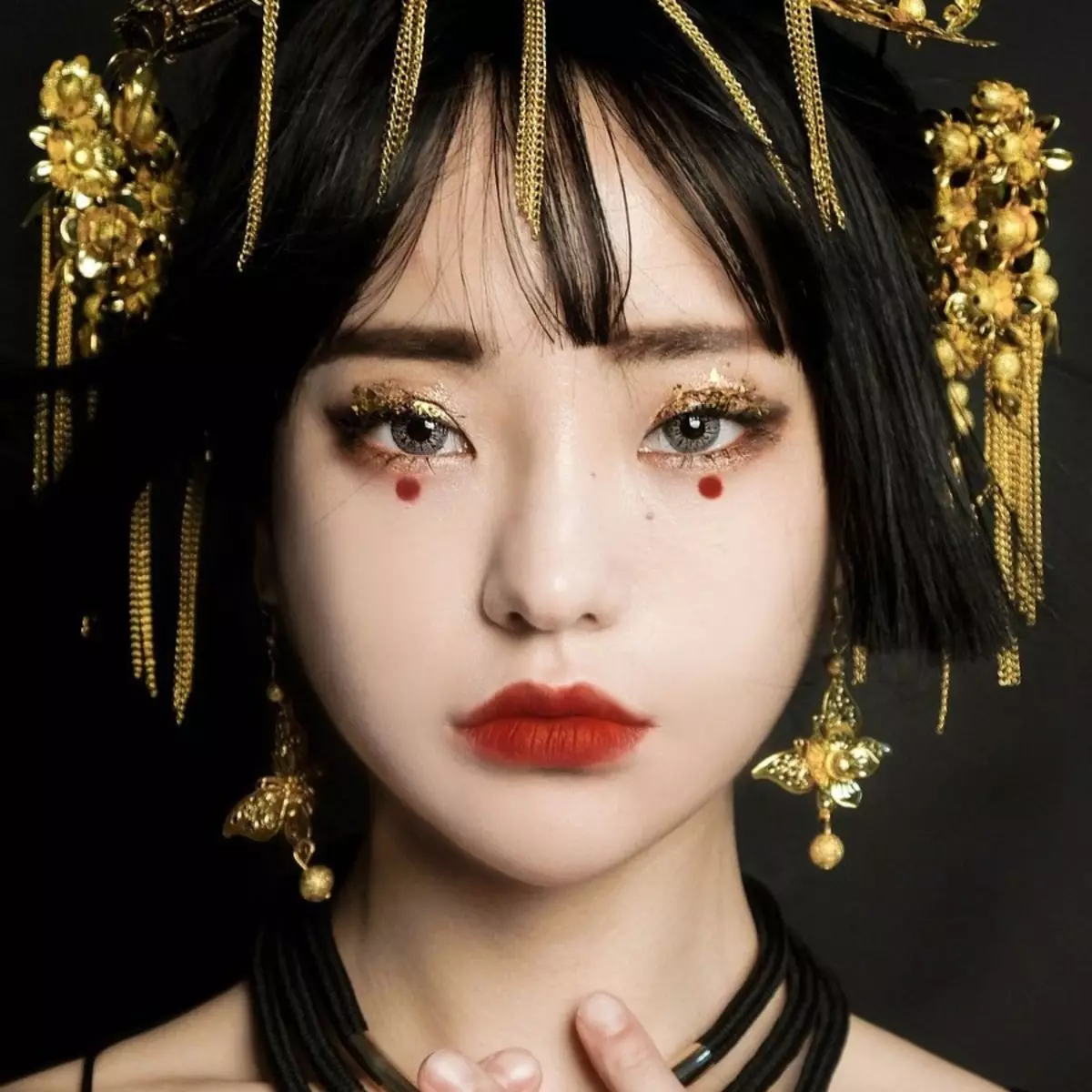 Kinesisk makeup: Hvordan gjør kinesiske kvinner det? Tradisjonell sminke trinnvis. Hvordan lage festlige sminke jenter fra Kina med røde skygger? 16021_3