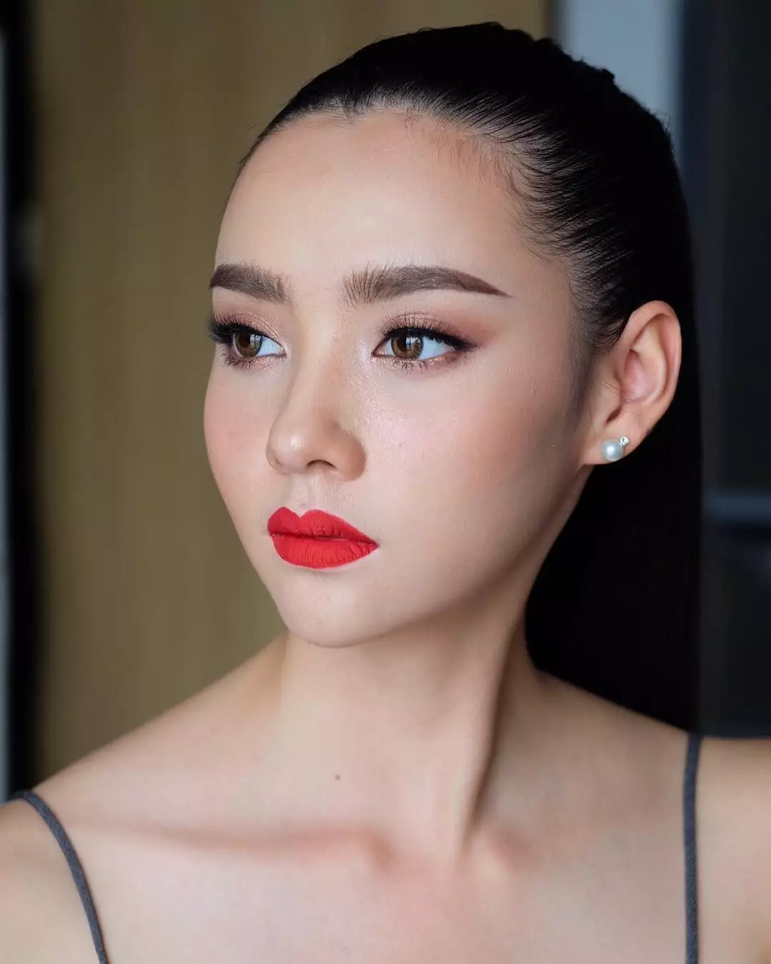 Maquillaxe chinesa: como fan as mulleres chinesas? Maquillaxe tradicional paso a paso. Como facer maquillajes festivos de China con sombras vermellas? 16021_30