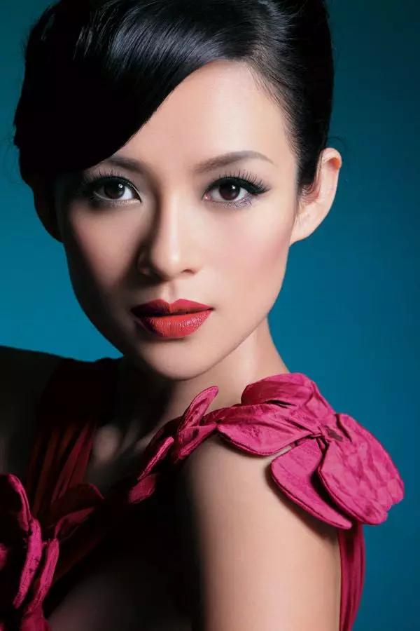 中國化妝：中國女性如何做到這一點？傳統化妝一步一步。如何用紅色陰影讓中國的節日化妝女孩？ 16021_32