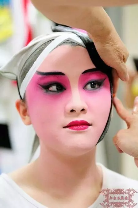 中國化妝：中國女性如何做到這一點？傳統化妝一步一步。如何用紅色陰影讓中國的節日化妝女孩？ 16021_52