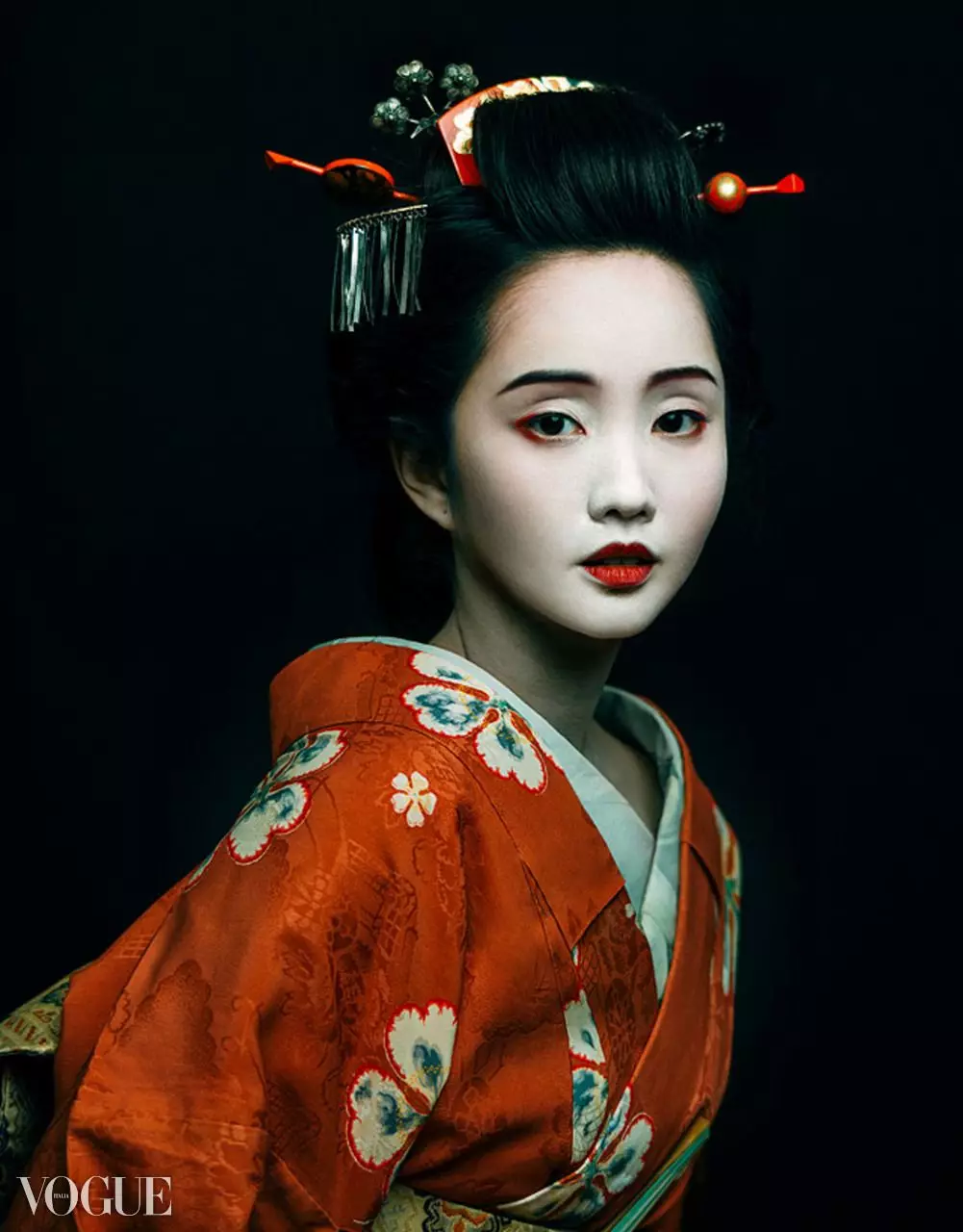Kinesisk makeup: Hvordan gjør kinesiske kvinner det? Tradisjonell sminke trinnvis. Hvordan lage festlige sminke jenter fra Kina med røde skygger? 16021_7