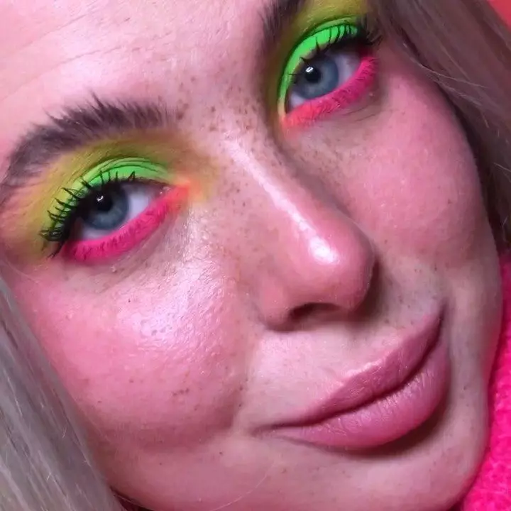 Neon make-up: lehké oční make-up stíny. Jak vyrobit růžové neon make-up? 16025_7