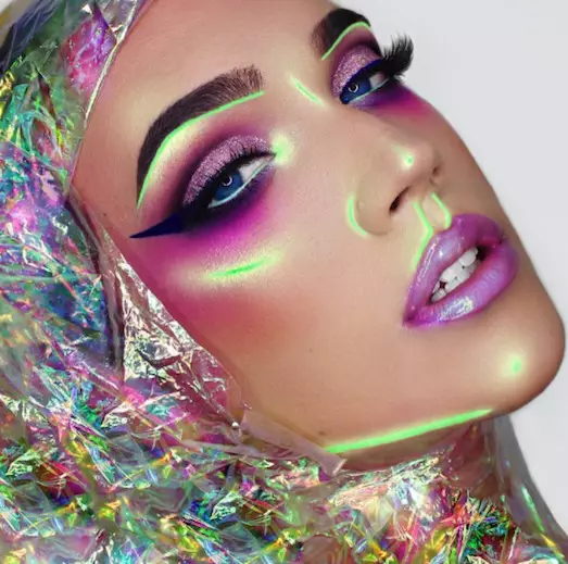 Neon makeup: Bayangan dandanan mata sing entheng. Kepiye cara nggawe pink neon makeup? 16025_8