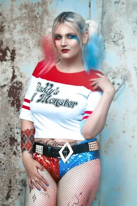 แต่งหน้า Harley Queen (29 รูป): วิธีการทำขั้นตอน mekap? เคล็ดลับสำหรับผู้เริ่มต้น การแต่งหน้ามีลักษณะอย่างไรบนใบหน้า? 16035_19