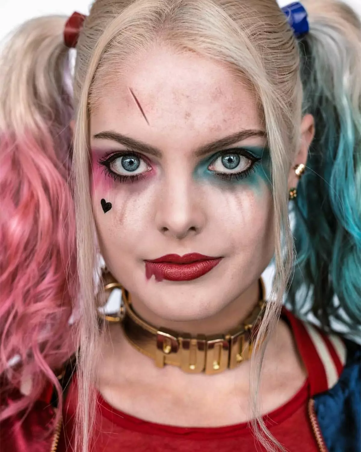 แต่งหน้า Harley Queen (29 รูป): วิธีการทำขั้นตอน mekap? เคล็ดลับสำหรับผู้เริ่มต้น การแต่งหน้ามีลักษณะอย่างไรบนใบหน้า? 16035_2