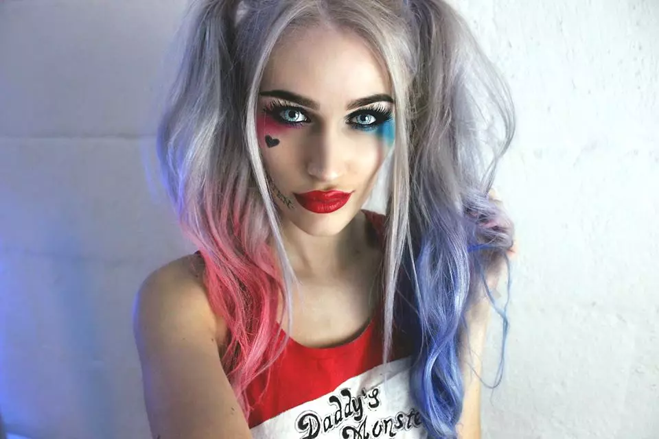 แต่งหน้า Harley Queen (29 รูป): วิธีการทำขั้นตอน mekap? เคล็ดลับสำหรับผู้เริ่มต้น การแต่งหน้ามีลักษณะอย่างไรบนใบหน้า? 16035_22