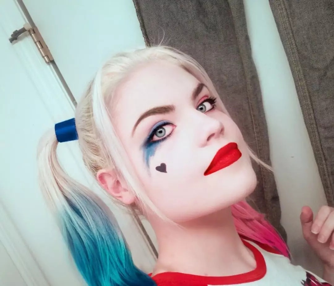 แต่งหน้า Harley Queen (29 รูป): วิธีการทำขั้นตอน mekap? เคล็ดลับสำหรับผู้เริ่มต้น การแต่งหน้ามีลักษณะอย่างไรบนใบหน้า? 16035_23