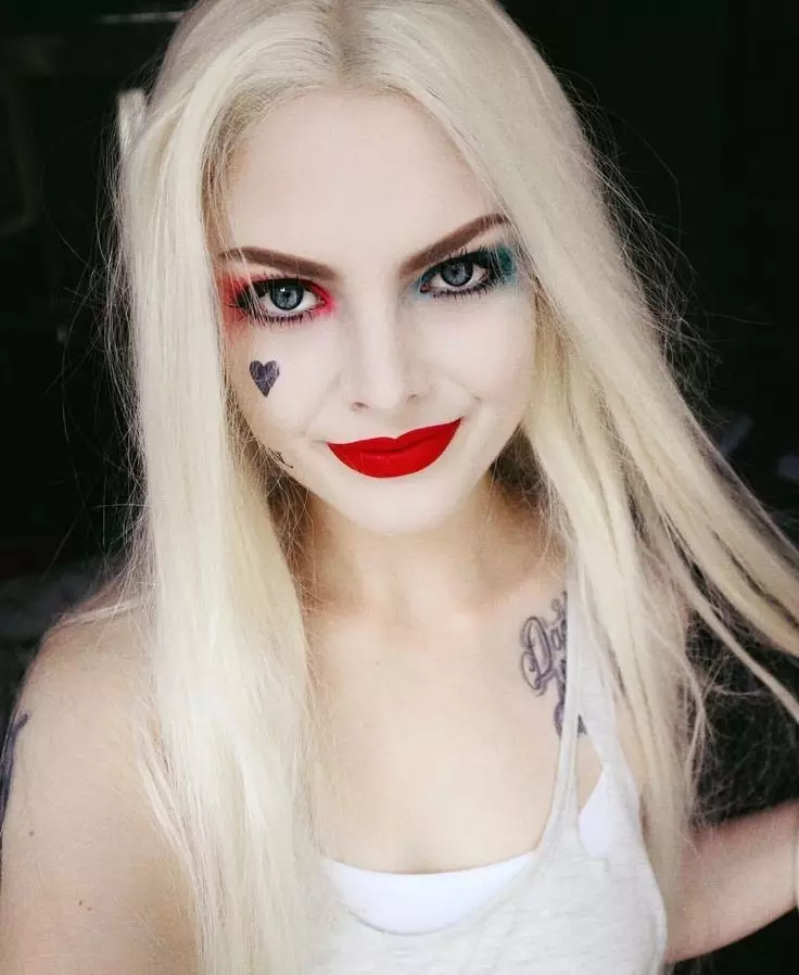 แต่งหน้า Harley Queen (29 รูป): วิธีการทำขั้นตอน mekap? เคล็ดลับสำหรับผู้เริ่มต้น การแต่งหน้ามีลักษณะอย่างไรบนใบหน้า? 16035_3