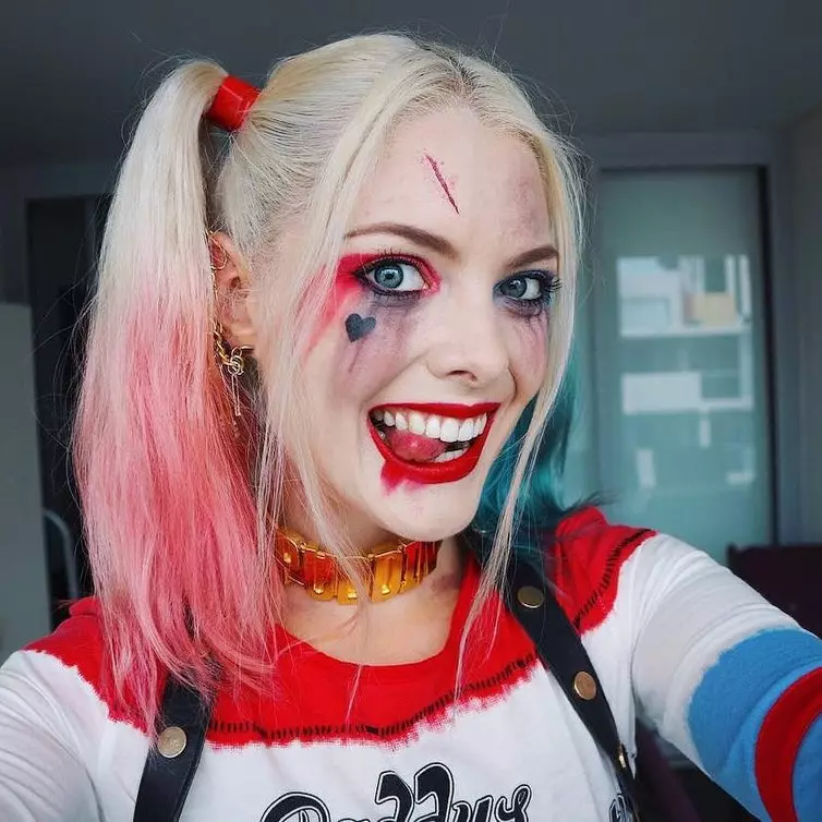 แต่งหน้า Harley Queen (29 รูป): วิธีการทำขั้นตอน mekap? เคล็ดลับสำหรับผู้เริ่มต้น การแต่งหน้ามีลักษณะอย่างไรบนใบหน้า? 16035_4