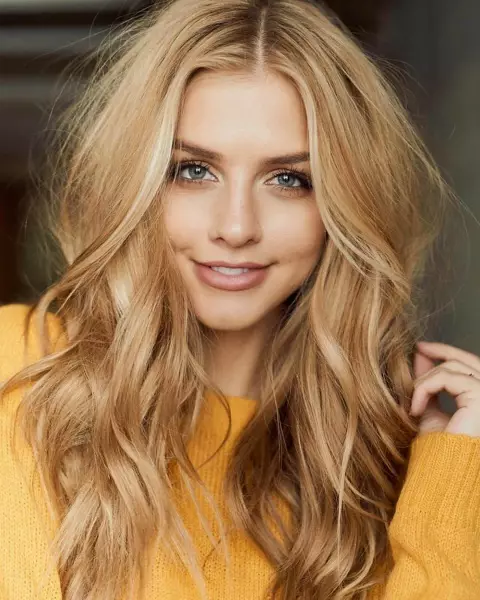 Μακιγιάζ για ξανθά μαλλιά: για γκρίζα και μπλε μάτια και ελαφριά και σκούρα ξανθά μαλλιά, ιδέες για κορίτσια με τέφρα Rusia, όμορφα παραδείγματα 16039_39