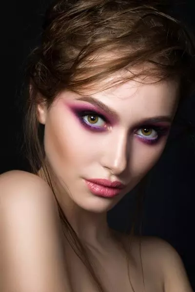 Makeup for vaaleat hiukset: harmaa ja sininen silmät ja kevyt ja tumma vaaleat hiukset, ideat tytöille tuhka Rusia, kauniita esimerkkejä 16039_40