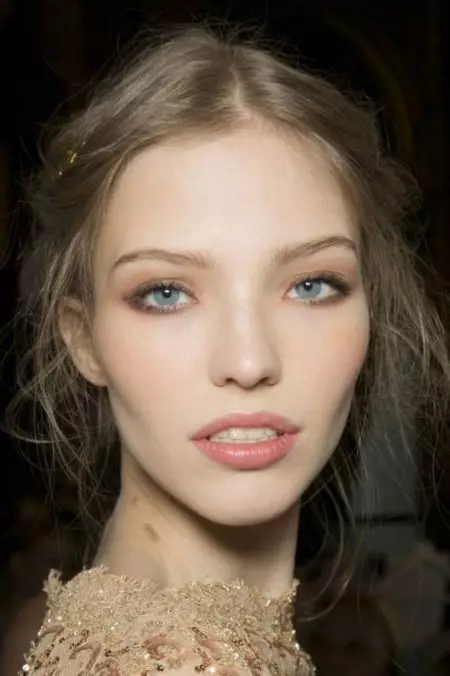 Μακιγιάζ για ξανθά μαλλιά: για γκρίζα και μπλε μάτια και ελαφριά και σκούρα ξανθά μαλλιά, ιδέες για κορίτσια με τέφρα Rusia, όμορφα παραδείγματα 16039_43