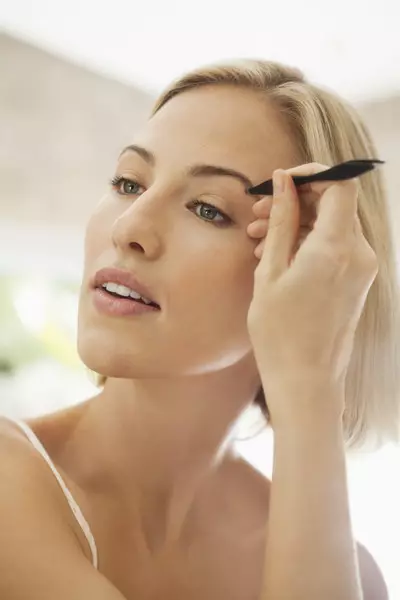 Make-up pro lehké vlasy (48 fotek): krok za krokem make-up oko pro dívky. Jak udělat rty? Nejlepší možnosti 16040_17