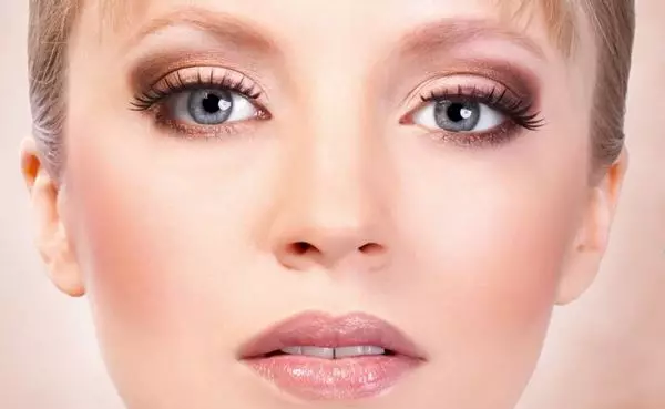 Makeup för ljushår (48 foton): Steg-för-steg makeup eye för tjejer. Hur man gör läppar? Bästa alternativen 16040_21