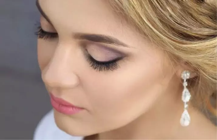 Makeup för ljushår (48 foton): Steg-för-steg makeup eye för tjejer. Hur man gör läppar? Bästa alternativen 16040_36