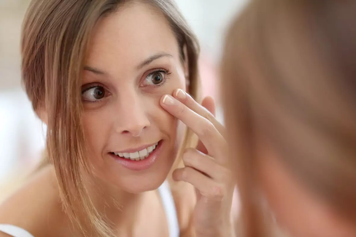 Wie kann man mit Make-up-Taschen unter den Augen verstecken? Was soll man Säcke visuell entfernen? Technik zum Erstellen von Verstecken von Make-up. Wie kann man die Maskierung richtig anwenden? 16047_23